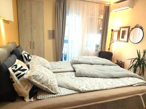 twee kussens bovenop een bed in een kamer bij Amber Apartman in Banja Koviljača