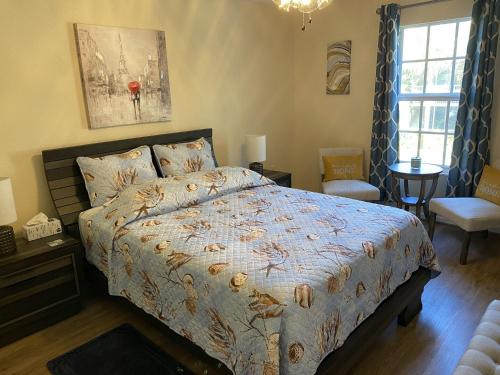 Pine ManorResidence Condo II的一间卧室配有一张床和被子