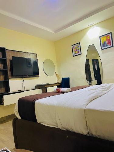 een hotelkamer met twee bedden en een flatscreen-tv bij The Majj Hotel Sapele in Sapele