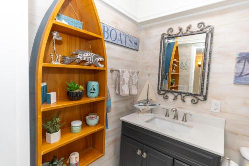 Ένα μπάνιο στο Pet Friendly, Private Pool, Boating easy to get out to Charlotte Harbor, Close to activates and beach life