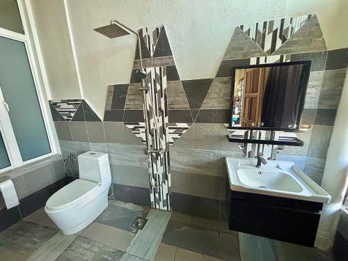 ein Badezimmer mit Toilette und Waschbecken in der Unterkunft KL Ampang Flora Eco Luxury Hilltop Villa in Ampang