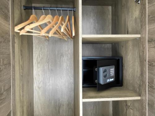 een boekenplank met een tv in een kast bij Petite Mansion in Nasicz