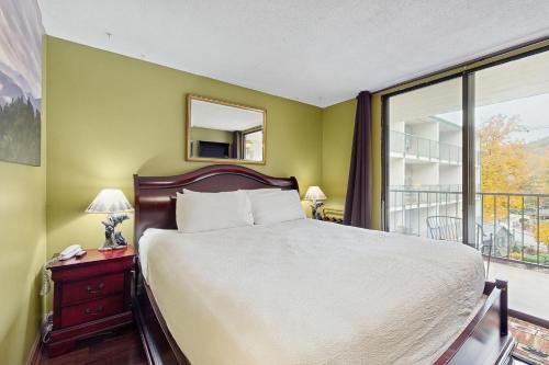 een slaapkamer met een groot bed en een balkon bij Presleys Place in Gatlinburg