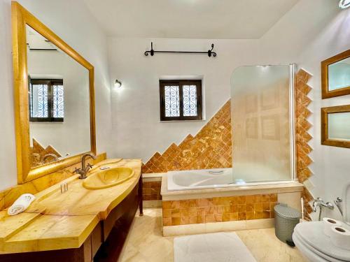 Koupelna v ubytování Golden Tulip spacious 1 bedroom with terraces