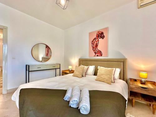 Postel nebo postele na pokoji v ubytování Golden Tulip spacious 1 bedroom with terraces