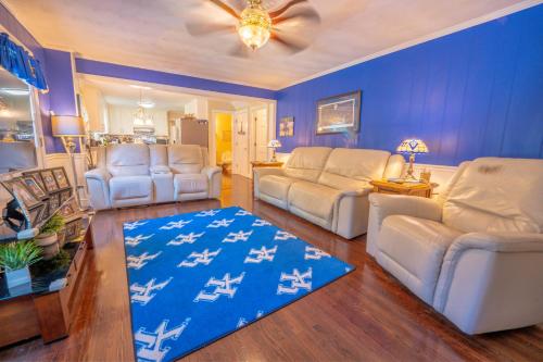 Χώρος καθιστικού στο Martinsville Gem - Fireplace, Pets, Near the Park