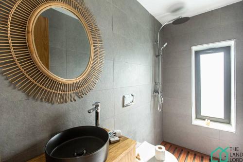 Dar Mimoun BeyPanoramic View : Enjoy a hot swim in Sidibou的浴室里有洗手池和镜子