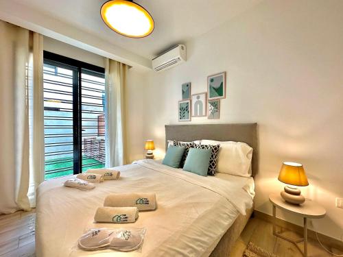 a bedroom with a large bed with two towels on it at Villa Jade appartement neuf avec jardin in Dar el Haj Ahmed Souid