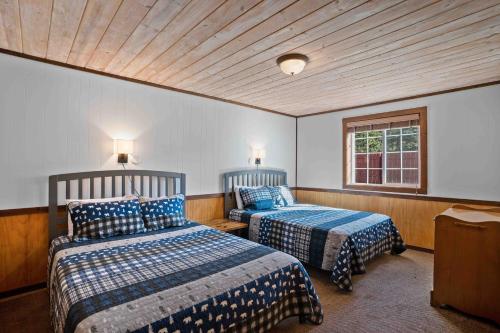 a bedroom with two beds and a window at Harmels on the Taylor in Almont