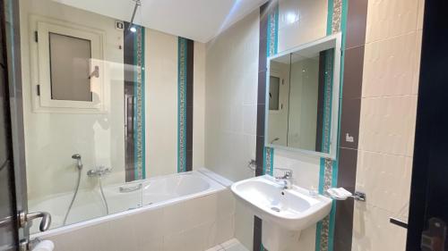 Ένα μπάνιο στο Black and white 3 bedrooms in LAC II