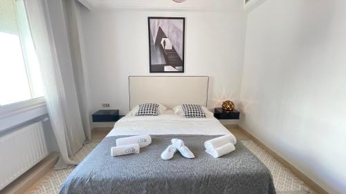 Ένα ή περισσότερα κρεβάτια σε δωμάτιο στο Black and white 3 bedrooms in LAC II