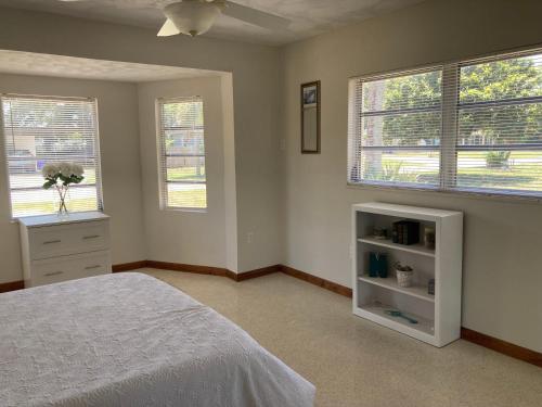 Ένα ή περισσότερα κρεβάτια σε δωμάτιο στο Historic Cocoa Village Riverwalk