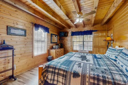 een slaapkamer met een bed in een blokhut bij Fox Hollow in Little Cove