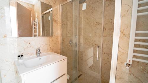 Ένα μπάνιο στο New Central and luxury In Jardins de Carthage