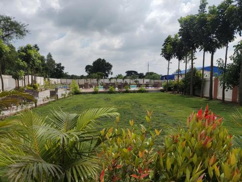 Un jardín con árboles y plantas en un patio. en Zuke Garden & Resort, en Purulia
