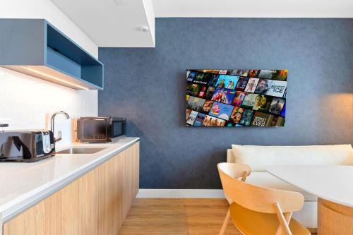 a kitchen with a sink and a table in a room at Gale Hotel Stay - Modern Condo Near the Bay in Miami