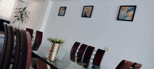 a dining room with a glass table and chairs at Apartamento Limón Azul in Sogamoso