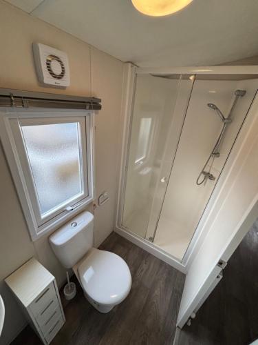 Et badeværelse på Seaview Holiday Rentals - Hailsham