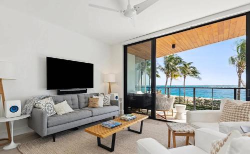 パーム・ビーチ・ショアーズにあるCozy Three-Bedroom Waterfront Apartment with Scenic Viewsのソファとテレビのあるリビングルーム