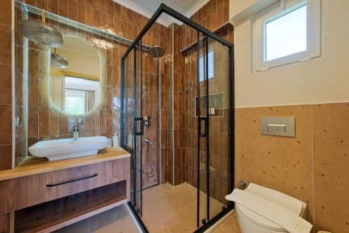 een badkamer met een douche, een toilet en een wastafel bij Mediterranean Villa with Private Pool in Fethiye