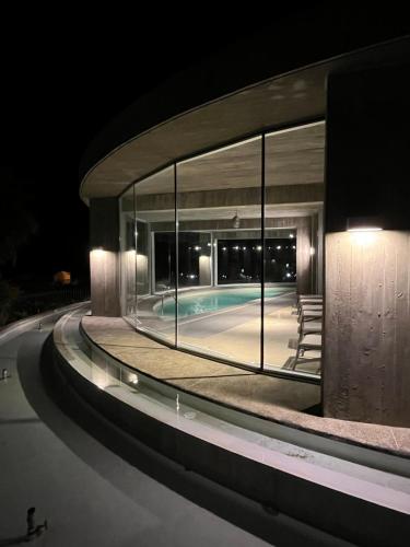 a building with a swimming pool at night at Departamento Costa Quintay in Quintay
