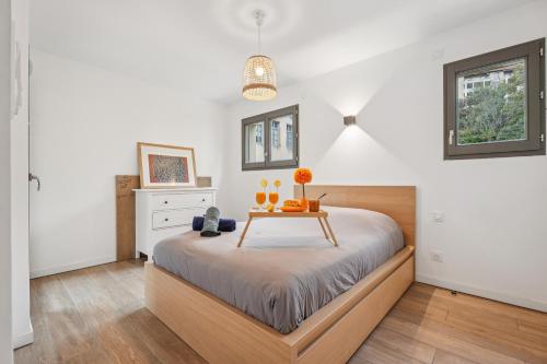 um quarto com uma cama e uma mesa em cima em " Casa Nova " Cosy et calme en hypercentre em Lyon