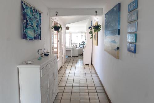 Casa em Buzios Proxima da Praia - BRD2 في بوزيوس: مدخل مع خزائن بيضاء وأرضية من البلاط