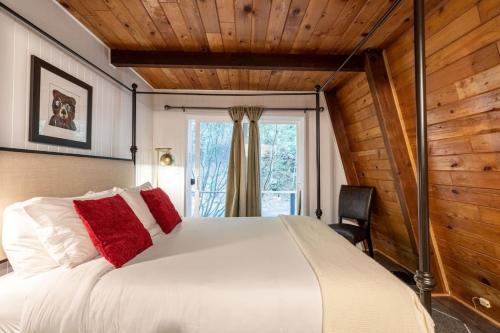 Voodi või voodid majutusasutuse Treetop Lodge - 2 Homes on one Property! toas