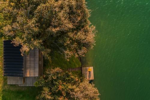 an overhead view of a house on the shore of a lake at La Pausa Hotelbistro in Guatapé