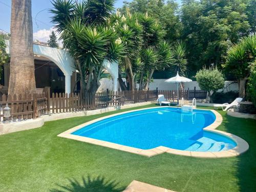 Mediterranean Villa - Private Pool , Garden & BBQ