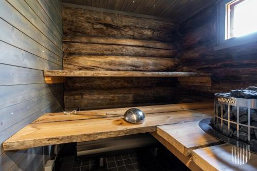a sauna with a wooden table in a cabin at HilleVilla by Holiday in Lapland in Ylläsjärvi