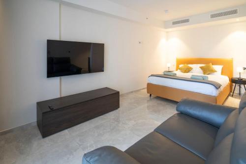 Giường trong phòng chung tại Mercury Suite by Zaha Hadid Including Pool Access