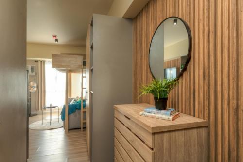 baño con espejo en la pared de madera en Marie Home Studio - Stylish Condo IT Park, en Cebú