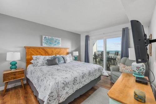 Ένα ή περισσότερα κρεβάτια σε δωμάτιο στο Stay awhile Immaculate Oceanfront Condo, great location, Unbeatable Views, Seasonal Pool