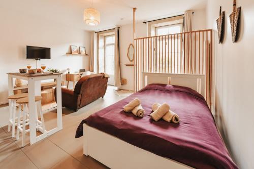 een slaapkamer met een bed met twee kussens erop bij Le Cocon Carmel by CozyLife in Niort