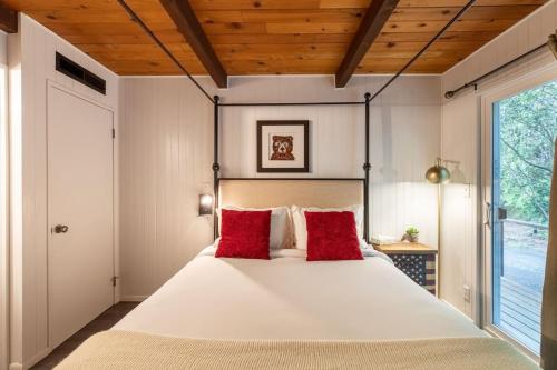 Un pat sau paturi într-o cameră la The A-Frame