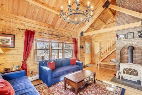 Posezení v ubytování Aspen's Run: 3 br log cabin, wood stove, deck, firepit, window a/c by Stowe Country Homes