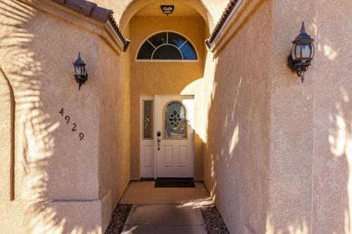 einen Flur mit einer weißen Tür und zwei Lichtern in der Unterkunft Large house for entire family in Mesquite Creek