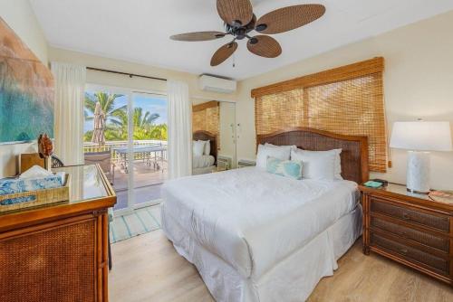 Hyatt Regency Maui Hotel HeliportHale Vista · VISTA Tropical Getaway at Kaanapali House to Relax的一间带床的卧室和一扇可欣赏风景的窗户