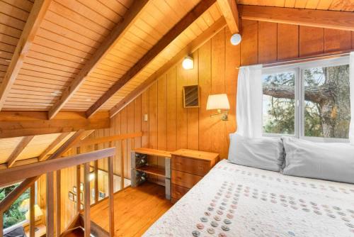 Postel nebo postele na pokoji v ubytování Downtown pet friendly wood cabin