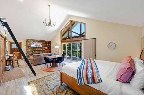 Postel nebo postele na pokoji v ubytování Octagon and Guest House