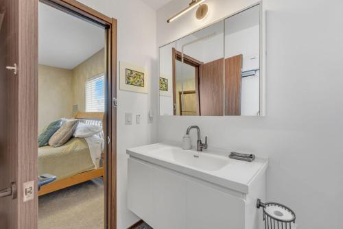 En eller flere senge i et værelse på Lake Marie Lodge