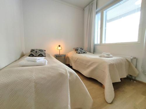 En eller flere senge i et værelse på Central Apartment for 4 with Sauna