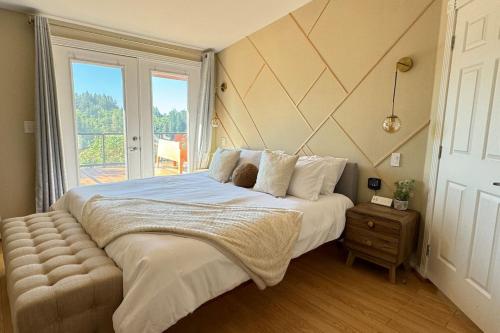 Postel nebo postele na pokoji v ubytování Tenmile Lakeview Hideaway