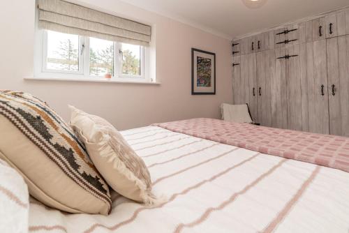 a bedroom with two beds and a window at Muriau-Bach in Dolbenmaen