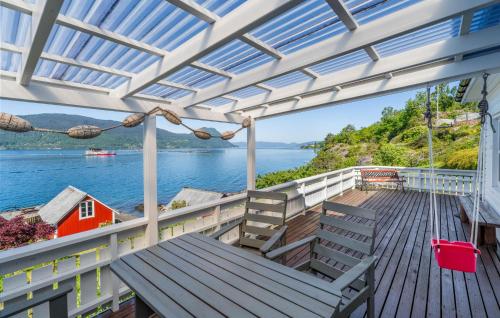 NesvikにあるAwesome Home In Skiftun With House Sea Viewの水辺の景色を望むデッキ(ベンチ付)