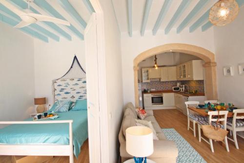 ein kleines Zimmer mit einem Bett und einer Küche in der Unterkunft Marina 48 Seafront Apartment in Port de Sóller