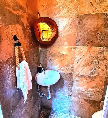 a bathroom with a sink and a mirror at Cabaña Familiar in Jilotepec