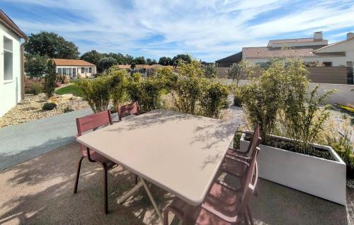 ein Tisch und Stühle auf einer Terrasse in der Unterkunft 2 Bedroom Amazing Home In Talmont Saint Hilaire in Talmont