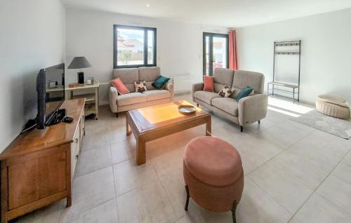 ein Wohnzimmer mit Sofa und Fernseher in der Unterkunft 2 Bedroom Amazing Home In Talmont Saint Hilaire in Talmont